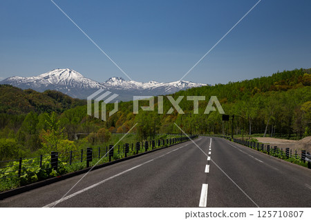 Snow-covered Niseko mountain range 125710807