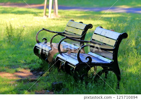 Park bench 125710894