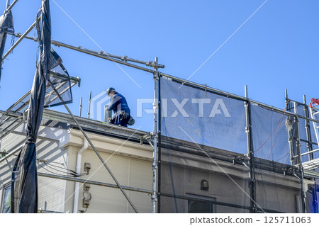 獨立式住宅的屋頂維修工作 - 工人 125711063