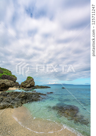 石垣島的自然風光－多雲的天空與海岸線，展現海洋與岩石的絕美景色 125711247