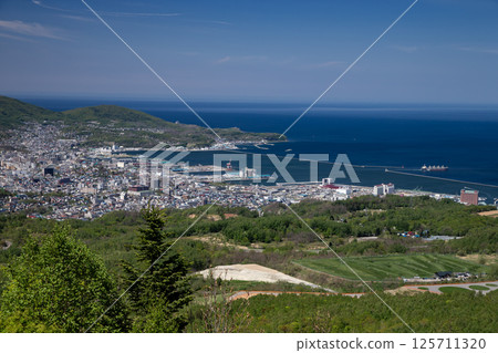 Otaru city and fresh greenery 125711320