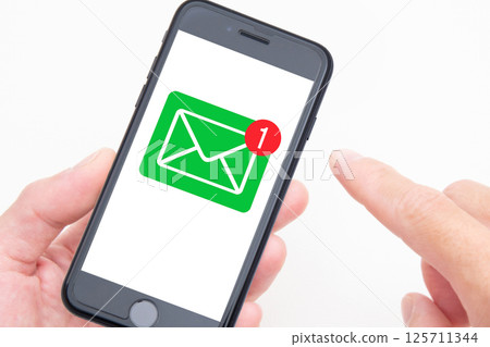 一個人在智慧型手機上查看電子郵件的手 125711344