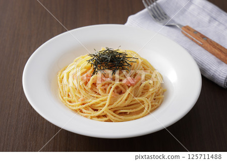Cod roe spaghetti topped with seaweed Cod roe spaghetti topped with seaweed 125711488