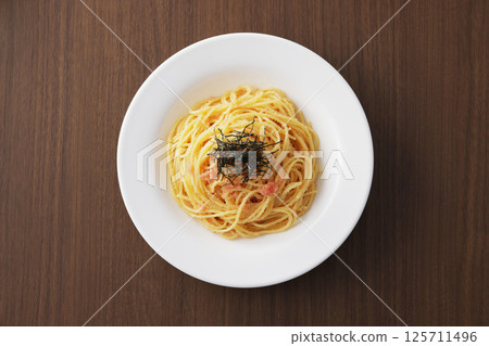 Cod roe spaghetti topped with seaweed 125711496