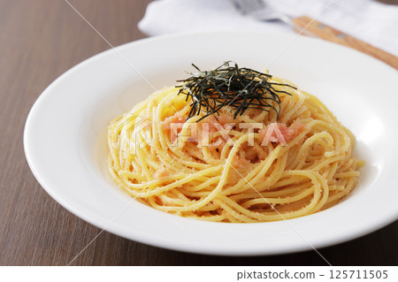 Cod roe spaghetti topped with seaweed 125711505