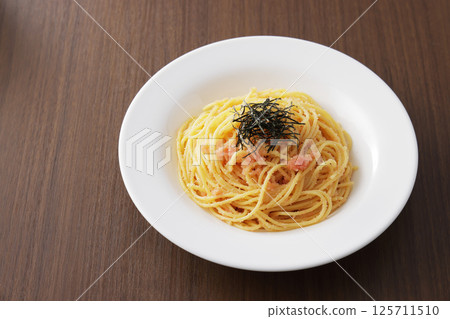 Cod roe spaghetti topped with seaweed 125711510