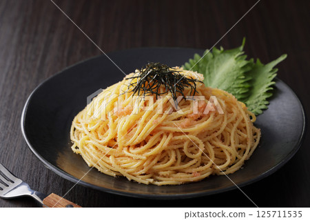 Cod roe spaghetti topped with seaweed 125711535