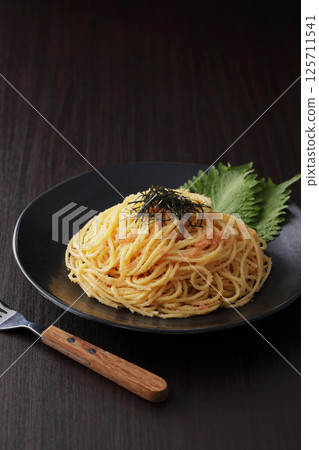 Cod roe spaghetti topped with seaweed 125711541