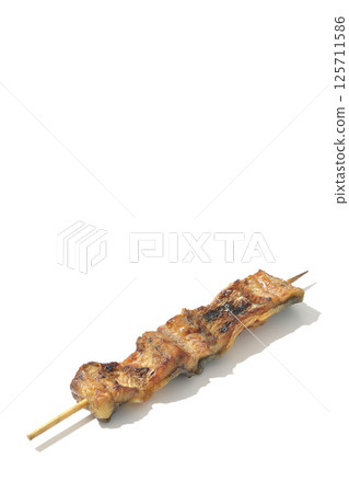 白色背景下拍攝的烤鰻魚串 白色背景下拍攝的烤鰻魚串 125711586