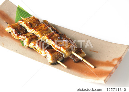 白色背景下拍攝的烤鰻魚串 白色背景下拍攝的烤鰻魚串 125711840