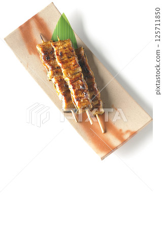 白色背景下拍攝的烤鰻魚串 白色背景下拍攝的烤鰻魚串 125711850