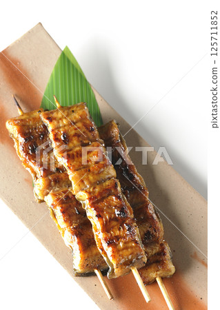 白色背景下拍攝的烤鰻魚串 白色背景下拍攝的烤鰻魚串 125711852