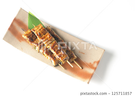 白色背景下拍攝的烤鰻魚串 125711857