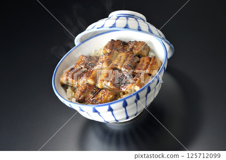 在黑色背景下拍攝的熱鰻魚飯 125712099