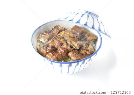 白色背景下拍攝的熱鰻魚碗 125712163
