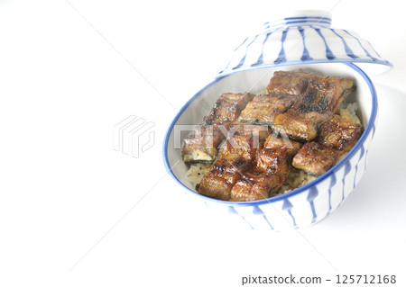 白色背景下拍攝的熱鰻魚碗 125712168