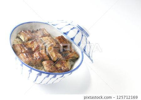 白色背景下拍攝的熱鰻魚碗 125712169