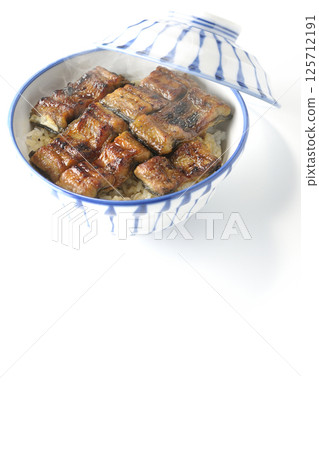白色背景下拍攝的熱鰻魚碗 125712191