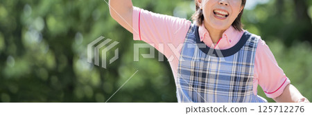 一位資深護工或幼兒園老師微笑著揮拳的照片,以及一位 40 多歲女性的橫幅 一位資深護工或幼兒園老師微笑著揮拳的照片,以及一位 40 多歲女性的橫幅 125712276