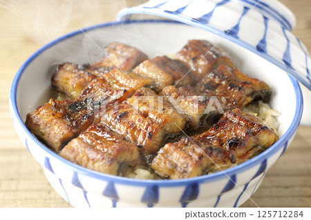 Hot eel bowl 125712284