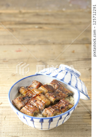 Hot eel bowl 125712291