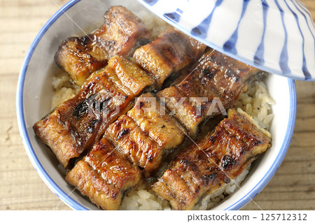 Hot eel bowl 125712312