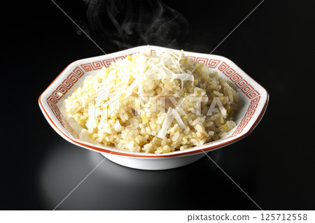 黑色背景下單獨拍攝的熱炒飯 125712558