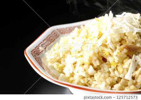 黑色背景下單獨拍攝的熱炒飯 125712573
