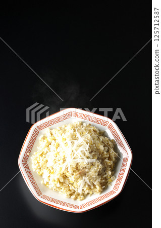 黑色背景下單獨拍攝的熱炒飯 黑色背景下單獨拍攝的熱炒飯 125712587