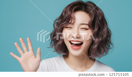 歡快的微笑揮手 125713105