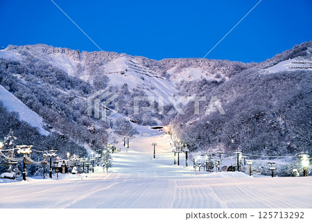 A beautiful ski resort before dawn [Hakuba] 125713292