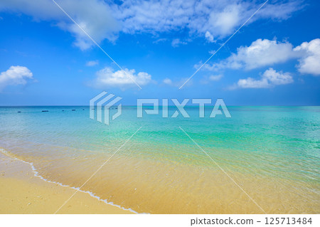 石垣島的熱帶海灘在晴朗的天空下閃閃發光：翠綠的大海 125713484