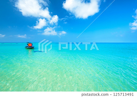 美麗的翠綠色海灘和石垣島的空氣中輕鬆的假期 125713491