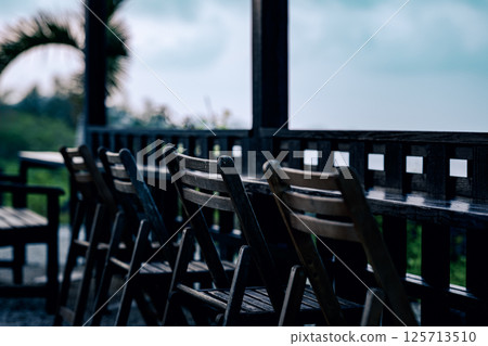可以一邊眺望大海一邊度過安靜時光的咖啡館。凝視大海，度過一個輕鬆的下午。 125713510