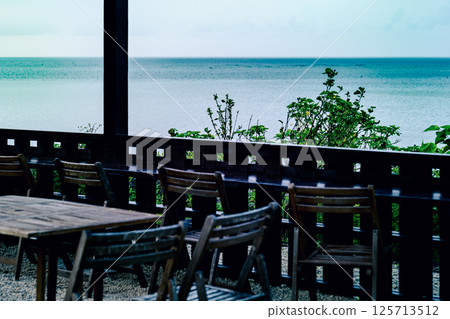 可以一邊眺望大海一邊度過安靜時光的咖啡館。凝視大海，度過一個輕鬆的下午。 125713512