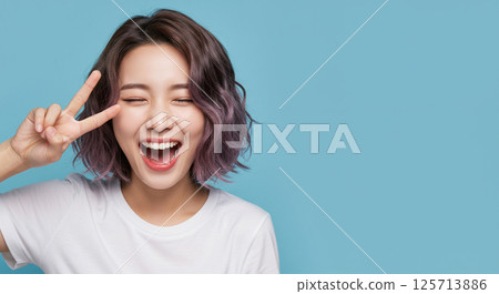 和平手勢與微笑綻放的時刻 和平手勢與微笑綻放的時刻 125713886