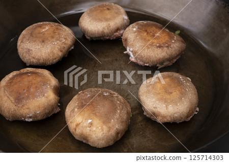Recipe for making stuffed shiitake mushrooms Recipe for making stuffed shiitake mushrooms 125714303