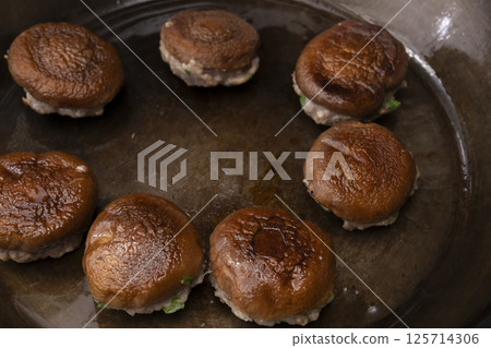 Recipe for making stuffed shiitake mushrooms Recipe for making stuffed shiitake mushrooms 125714306