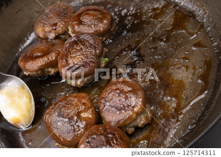 Recipe for making stuffed shiitake mushrooms Recipe for making stuffed shiitake mushrooms 125714311