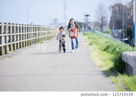 Children running home from school 125714339