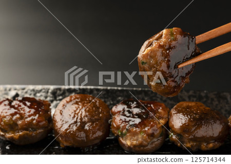 用橋吊起釀香菇 用橋吊起釀香菇 125714344