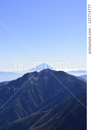 從山梨縣海駒岳黑部山脊眺望富士山與鳳王三山 125714777