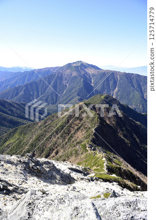 Mount Senjo seen from the Kurobe Ridge in Kaikoma, Yamanashi Prefecture Mount Senjo seen from the Kurobe Ridge in Kaikoma, Yamanashi Prefecture 125714779