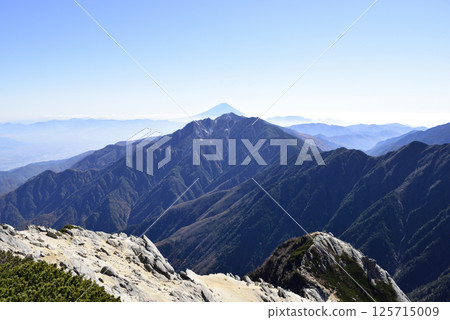 Mount Fuji and the Houou Sanzan mountains as seen from the Kurobe Ridge, Kaikoma-ga-take, Yamanashi Prefecture 125715009