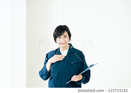 工作服的高級婦女 125715282