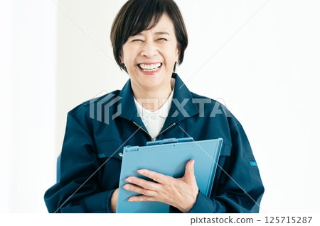 工作服的高級婦女 125715287