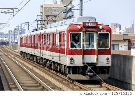 行駛於近鐵名古屋線高架路段的近鐵2000系列普通列車 行駛於近鐵名古屋線高架路段的近鐵2000系列普通列車 125715336