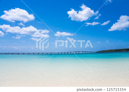 (Image of a beach resort) Blue sea and white sand 125715354