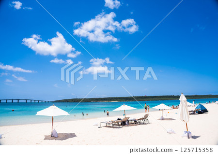 (Image of a beach resort) Blue sea and white sand 125715358
