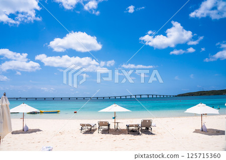 （海灘度假村圖片）藍色的大海和白色的沙灘 125715360